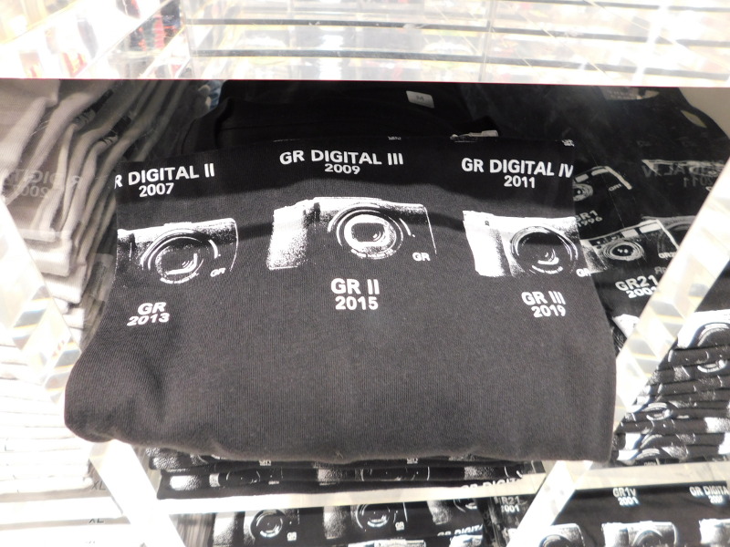 カメラがデザインのユニクロTシャツ
