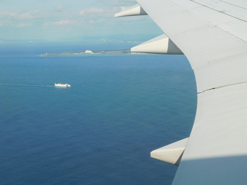 飛行機で沖縄へ